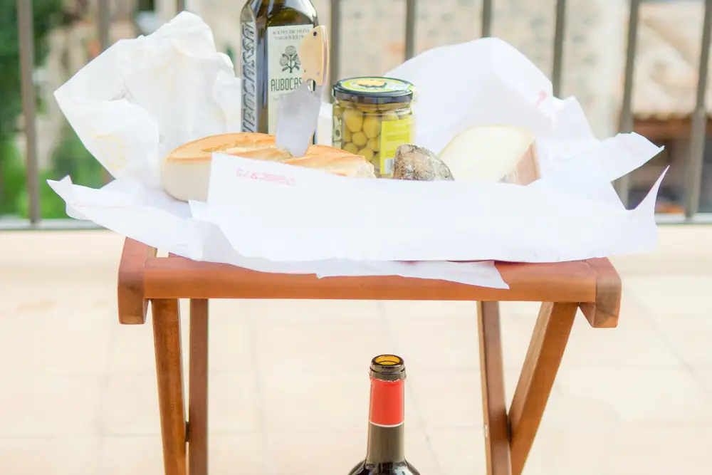 Mallorquinisches Brot, Käse, Oliven und Wein