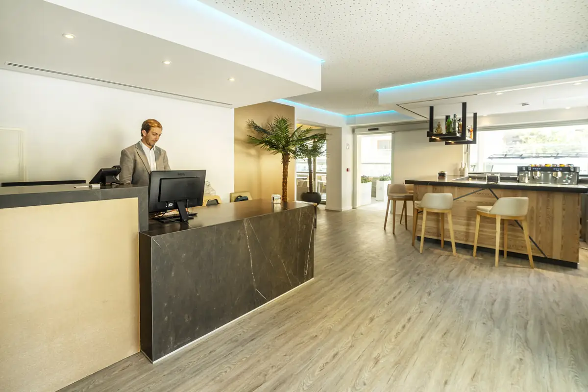 Rezeption und Bar im The Sky Hotel