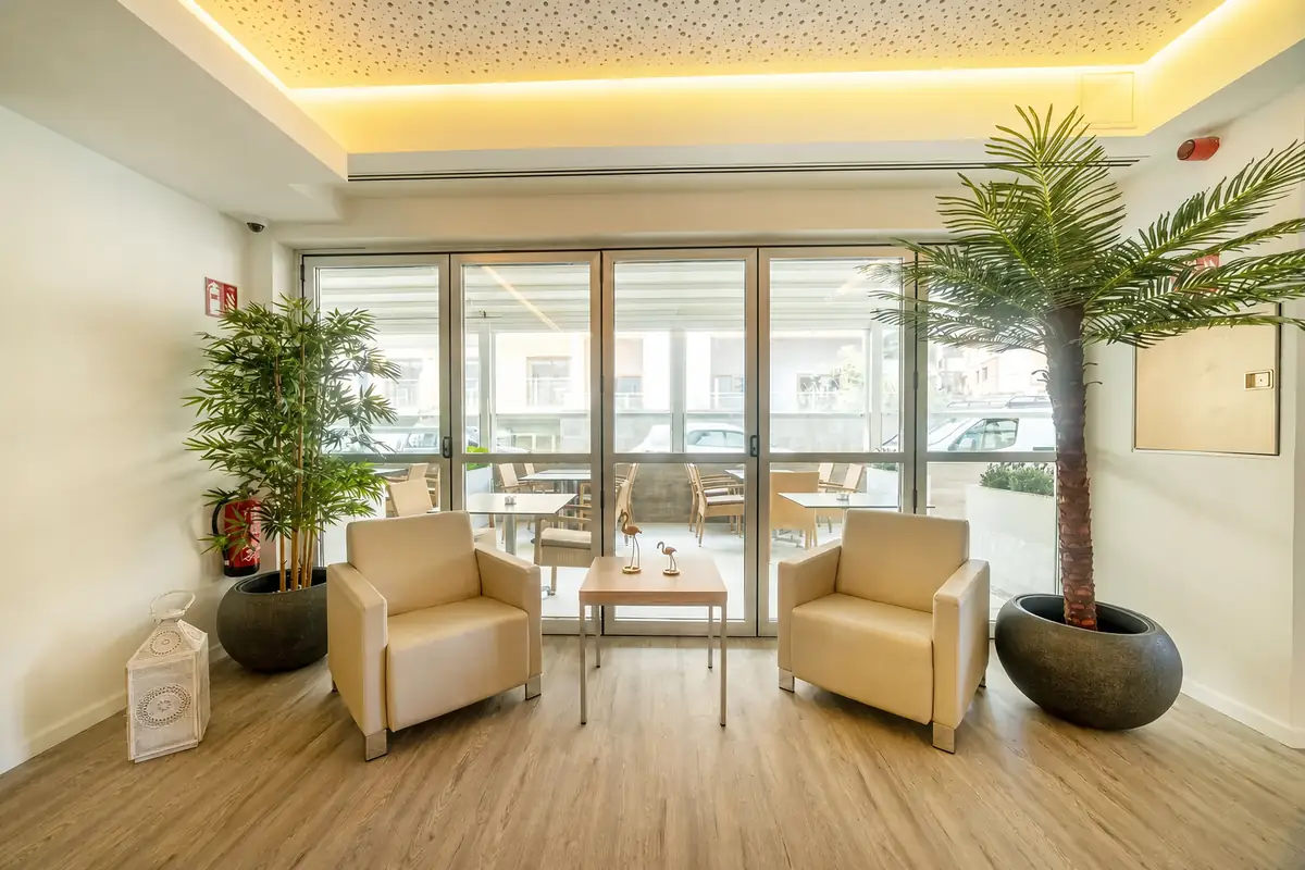 Heller Loungebereich im The Sky Hotel
