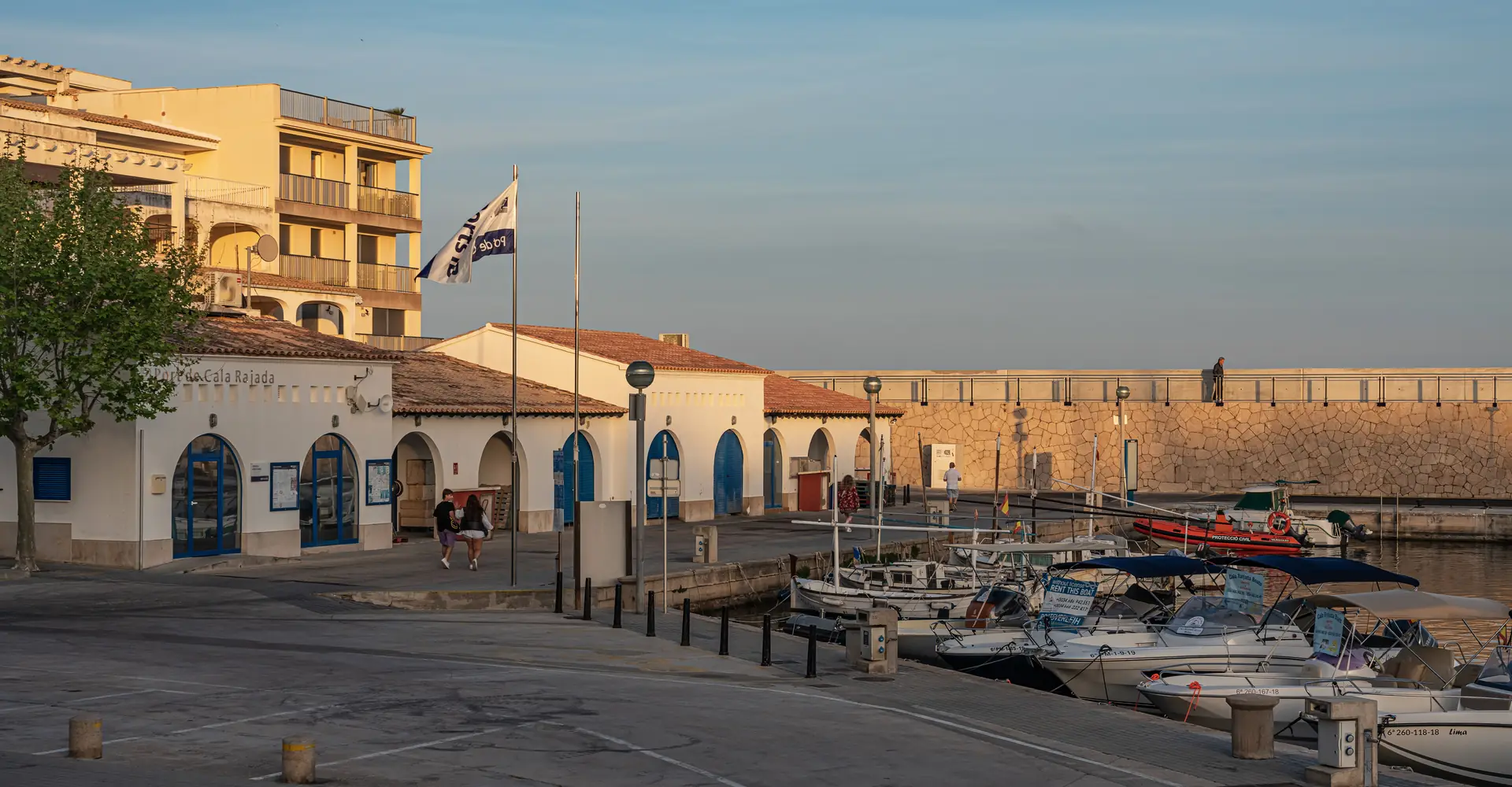 Hafen von Cala Ratjada bei Sonnenuntergang