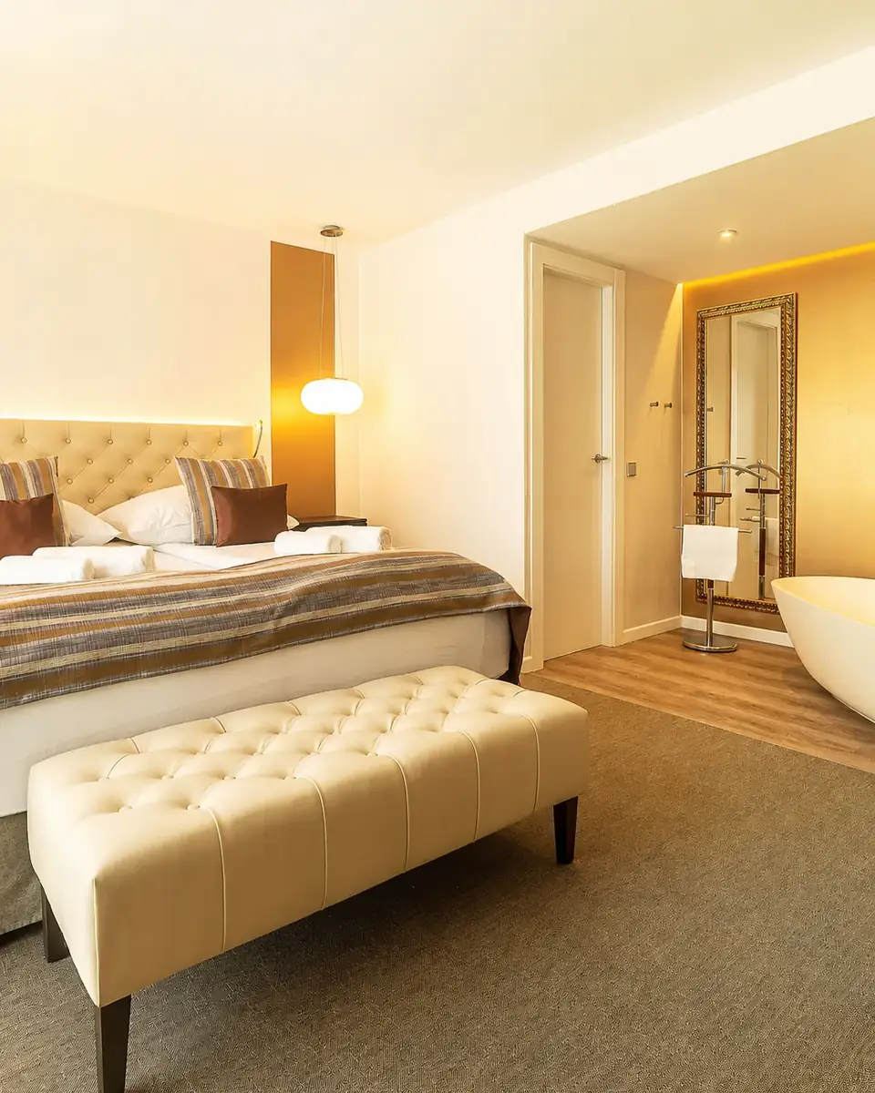 Suite mit freistehender Badewanne im The Sky Hotel