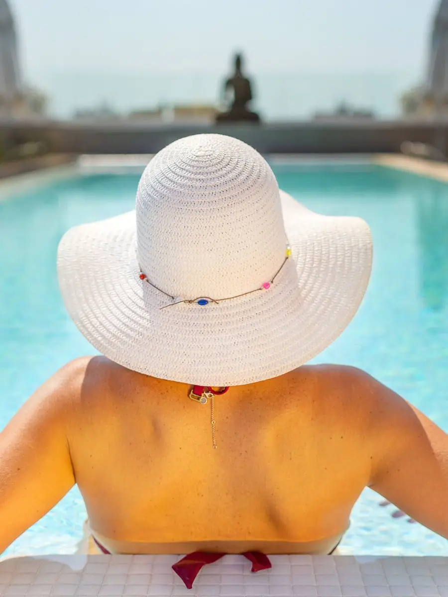 A moment beside the pool