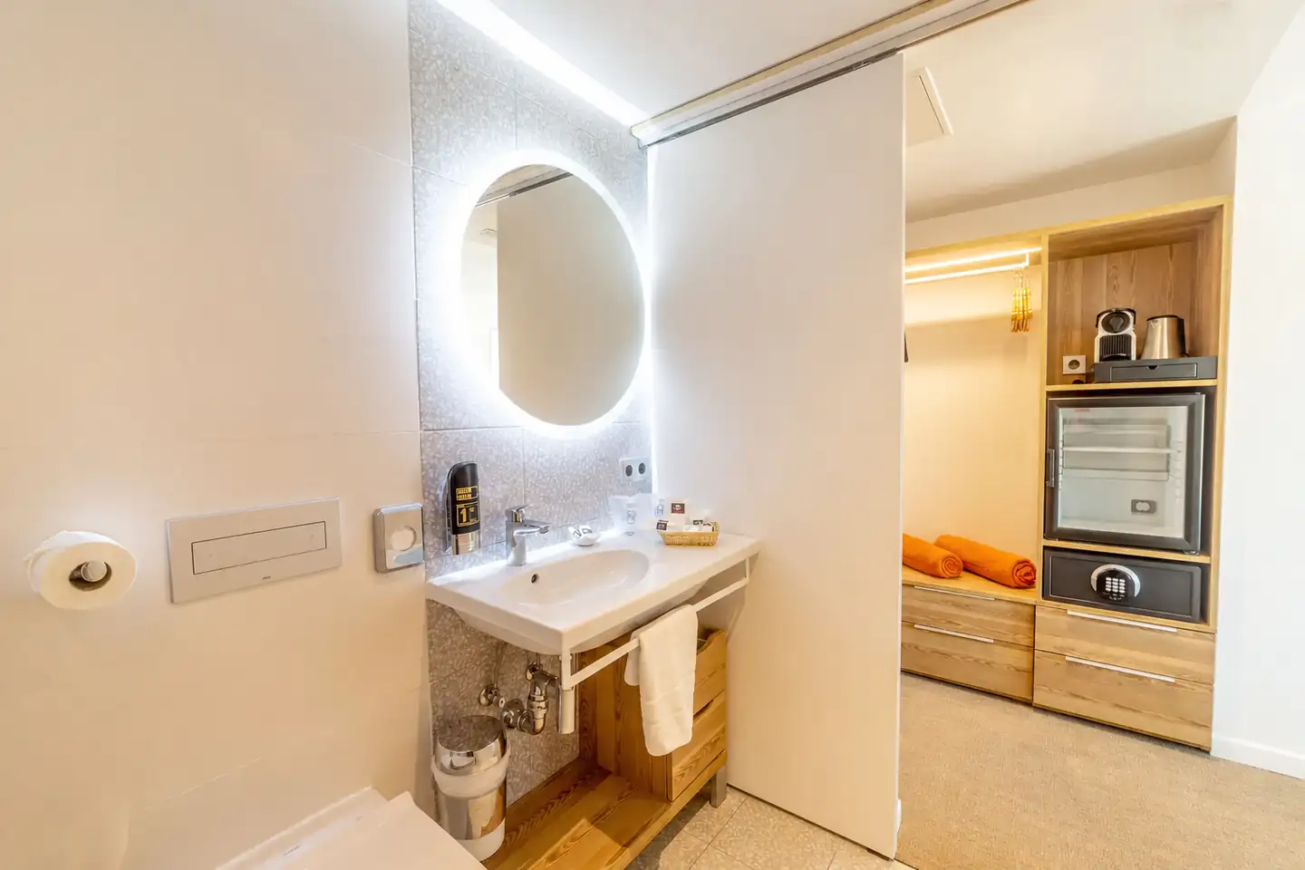 Double Room with Balcony bathroom