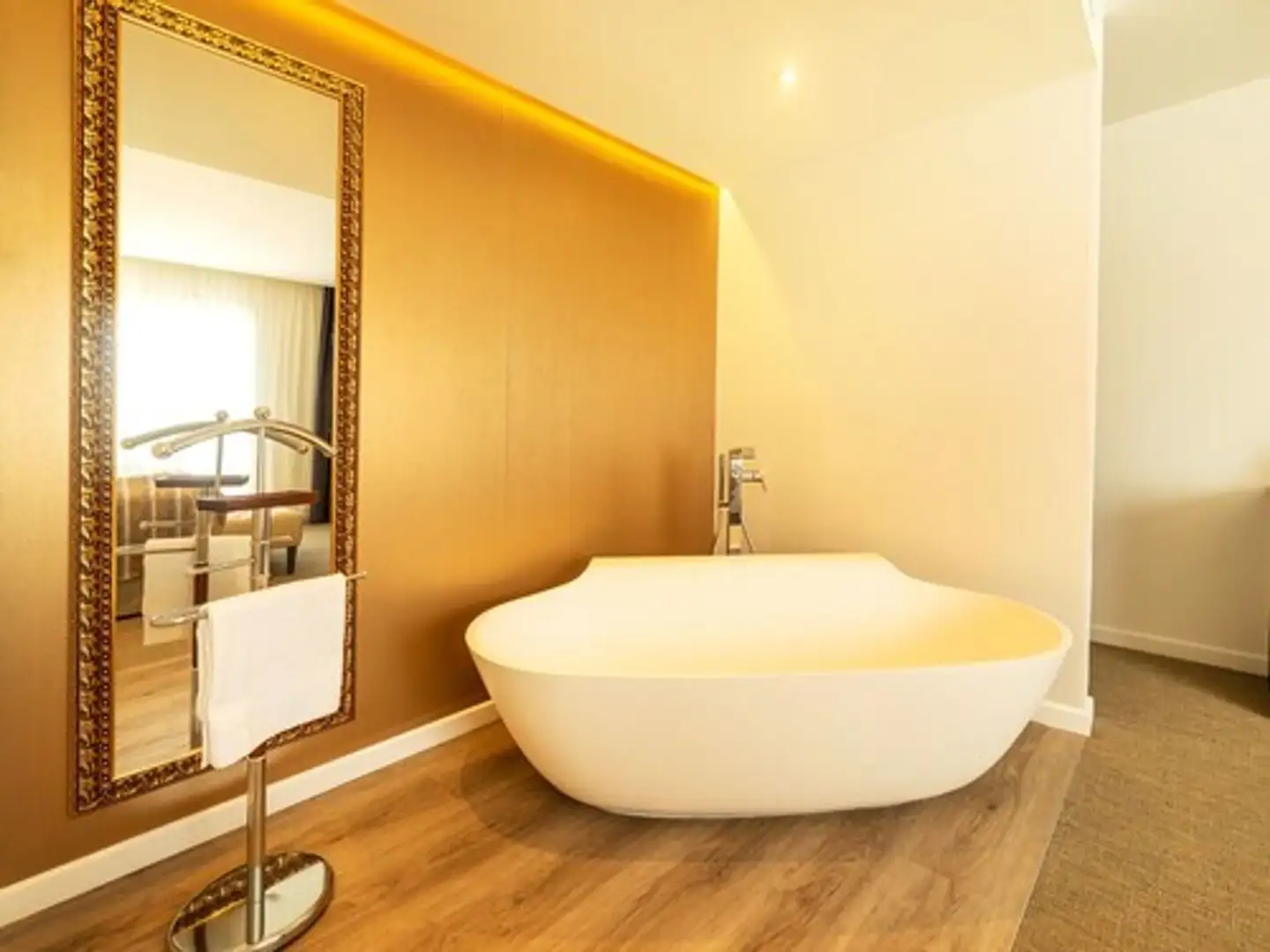 Suite bathtub