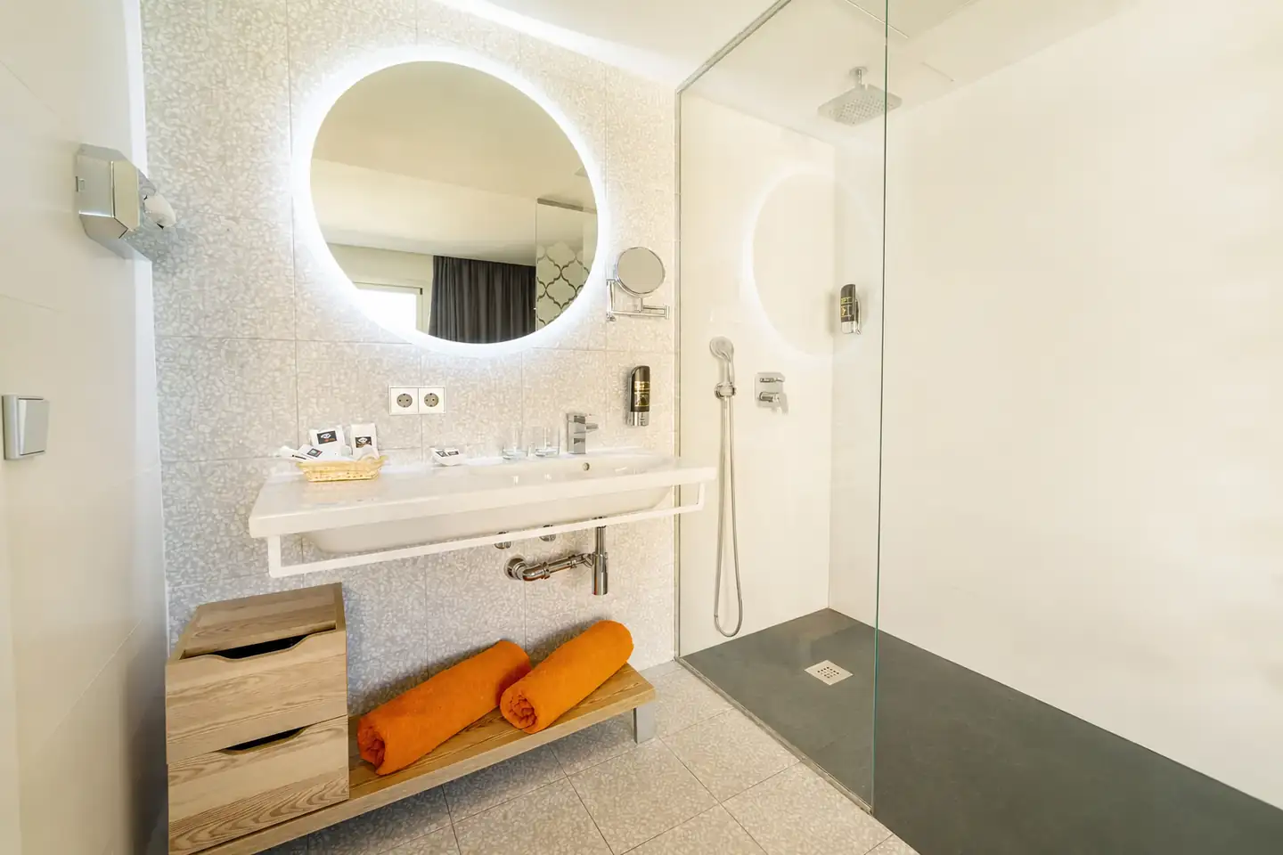 Superior Double Room bathroom