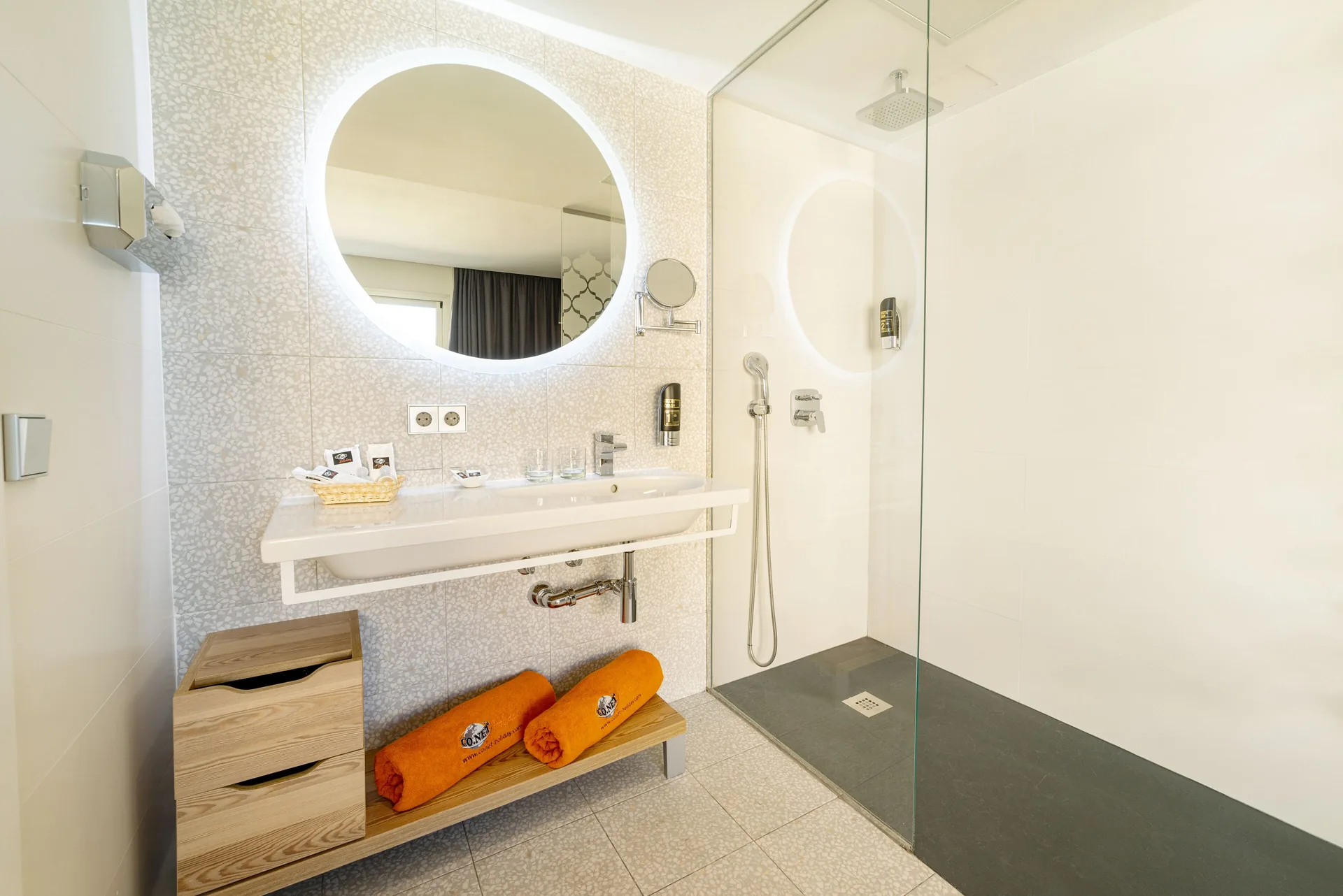 Superior Double Room bathroom