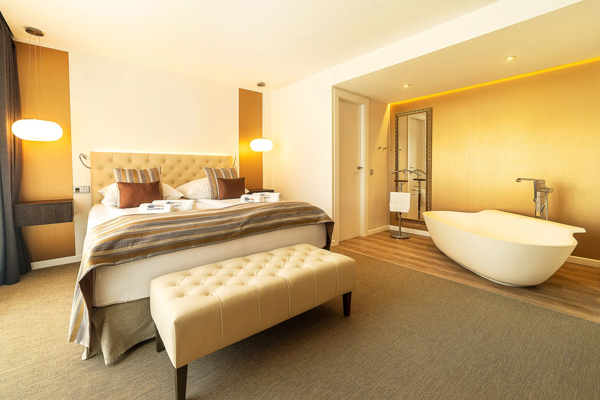 Suite with Balcony and Bathtub